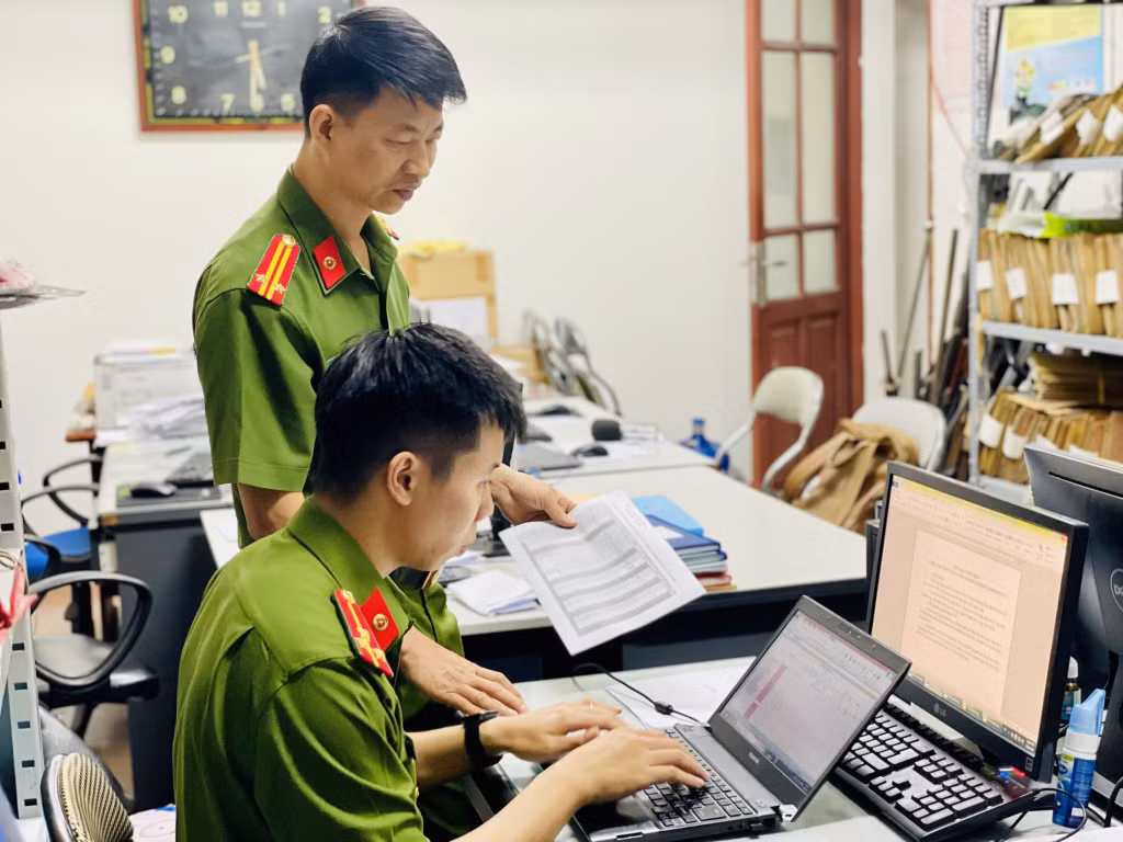 Cán bộ Đội Cảnh sát QLHC về TTXH (Công an TP Cẩm Phả) nhập thông tin hồ sơ công dân.