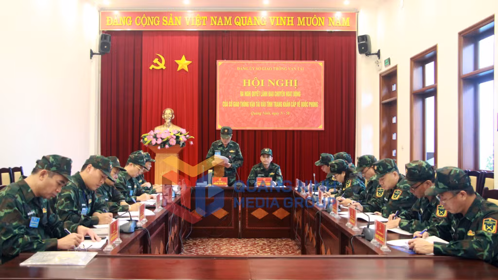 Hội nghị của Đảng ủy Sở Giao thông - Vận tải ra nghị quyết lãnh đạo chuyển hoạt động của Sở vào tình trạng khẩn cấp về quốc phòng (11-2022). Ảnh: Thu Chung