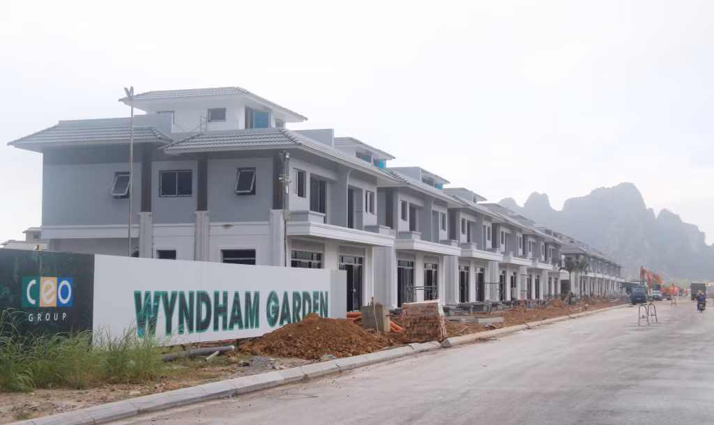 Nhiều căn biệt thự biển Phân khu 1 đã xây dựng xong phần thô.