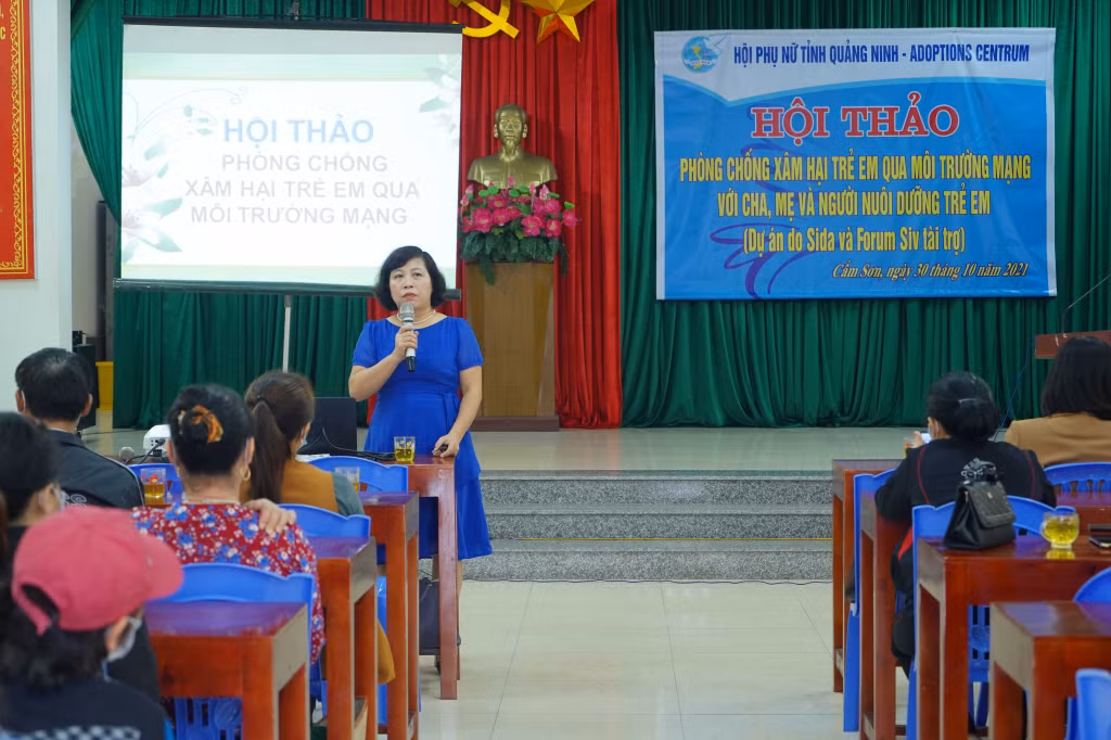 Hội LHPN tỉnh tổ chức Hội thảo phòng chống xâm hại trẻ em qua môi trường mạng tại phường Cẩm Sơn (TP Cẩm Phả) tháng 11/2021.