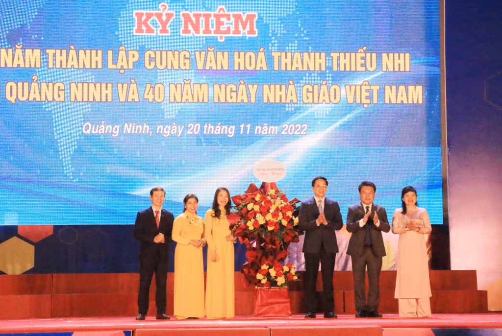 Các đồng chí lãnh đạo tỉnh tặng hoa chúc mừng tập thể Cung Văn hóa thanh thiếu nhi tỉnh.