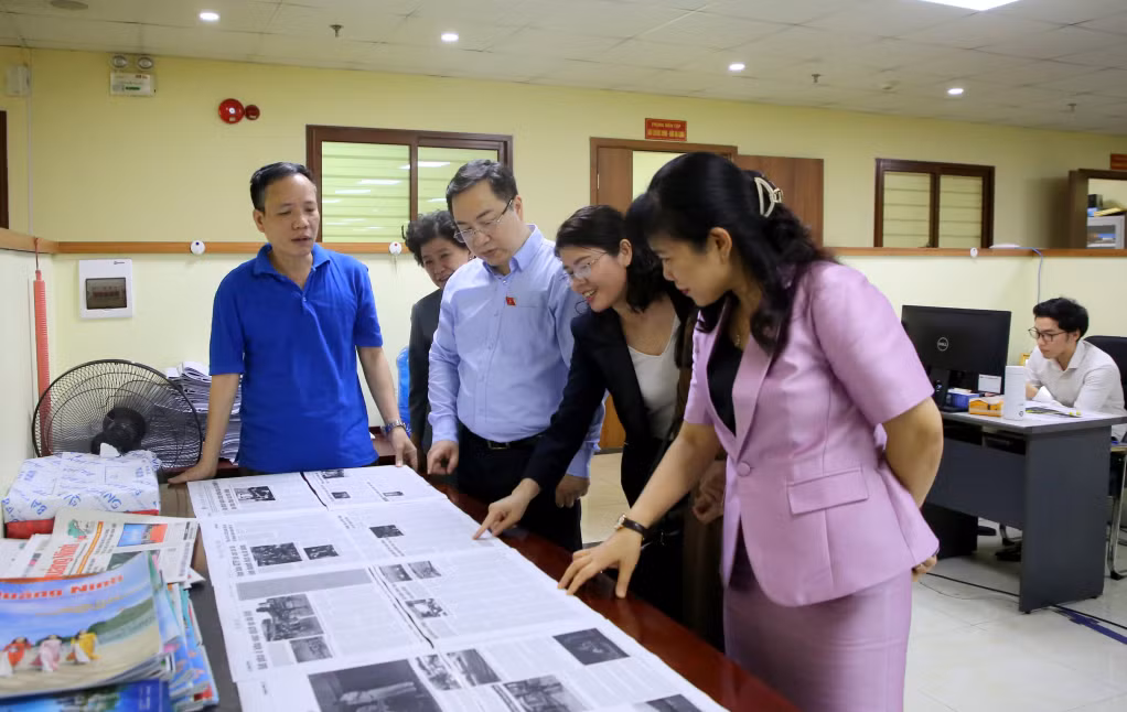 Đoàn công tác Ủy ban Văn hóa, Giáo dục của Quốc hội khảo sát thực tế quy trình chế bản Báo Quảng Ninh hằng ngày tại trụ sở Trung tâm Truyền thông tỉnh Quảng Ninh.