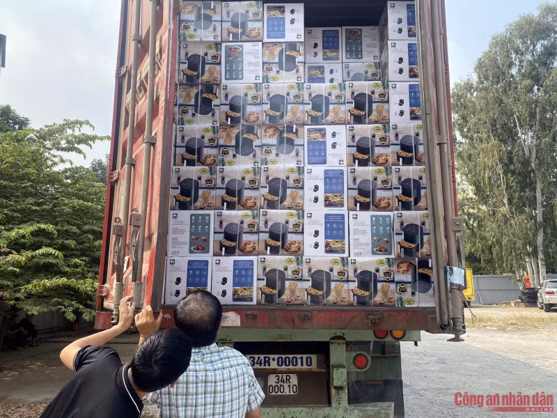Số hàng lậu chật kín thùng xe container.