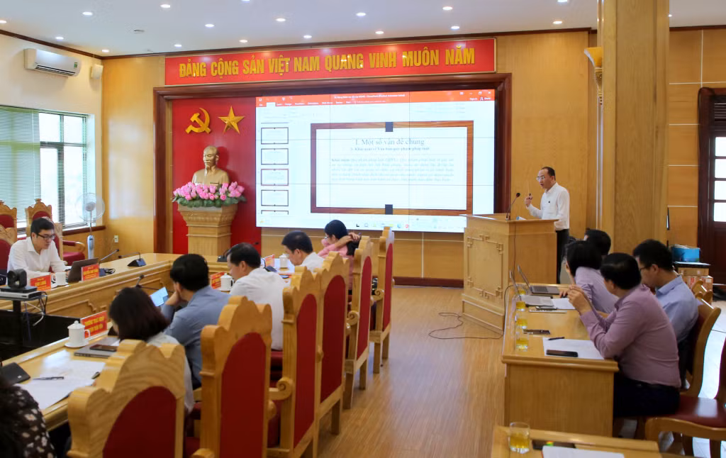 Đại biểu HĐND tỉnh Lê Cao Long, Chủ nhiệm Đoàn Luật sư Quảng Ninh phổ biến kinh nghiệm, kỹ năng hoạt động thẩm tra của Ban Pháp chế đối với các dự thảo Nghị quyết là văn bản quy phạm pháp luật.