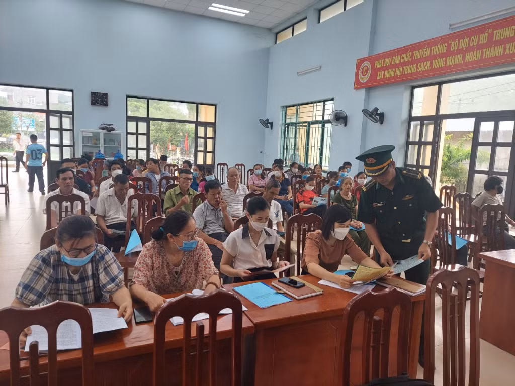 Cán bộ Đồn Biên phòng cửa khẩu Hoành Mô tuyên truyền Luật Biên phòng cho người dân.