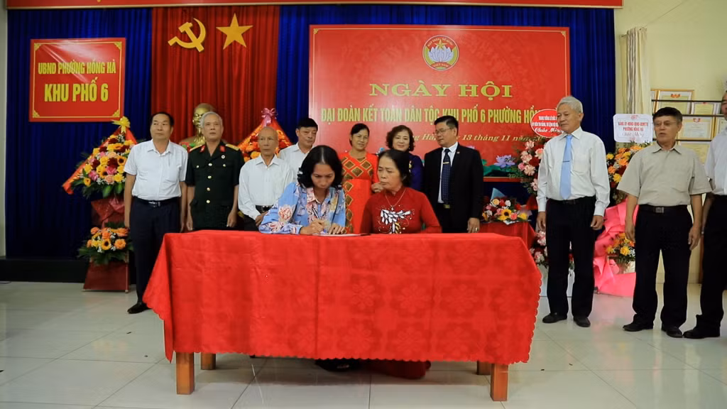 Đại diện các tổ dân phố ký cam kết thi đua năm 2023 và cam kết phòng chống cháy nổ trong đời sống dân cư.