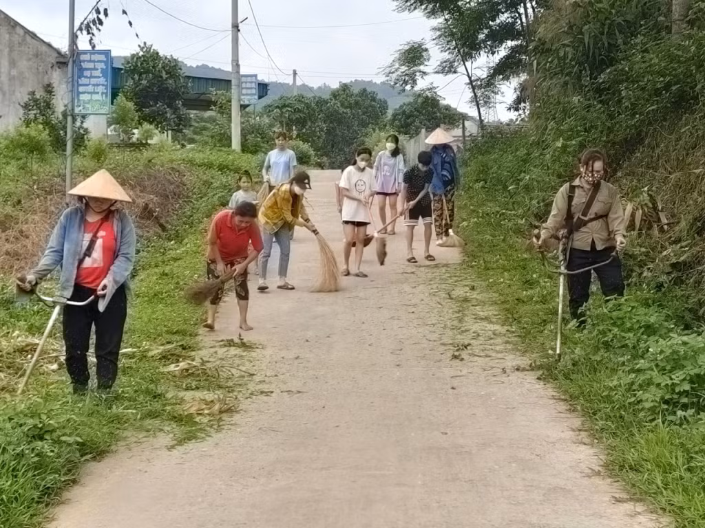 Hội viên phụ nữ xã Tân Dân ra quân vệ sinh môi trường Ngày Chủ nhật xanh