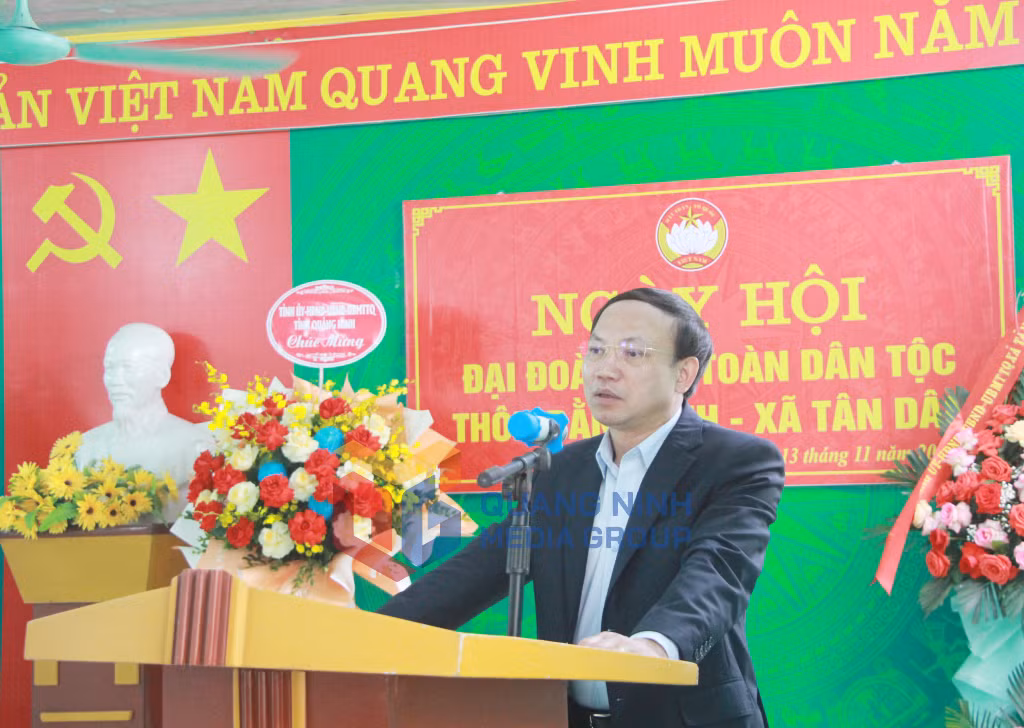 đồng chí Nguyễn Xuân Ký, Ủy viên Trung ương Đảng, Bí thư Tỉnh ủy, Chủ tịch HĐND tỉnh, phát biểu tại Ngày hội đại đoàn kết toàn dân ở thôn Bằng Anh.