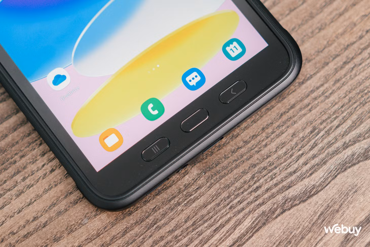 Để tạo sự thuận tiện cho người dùng, thay vì đưa vào trong màn hình như đa số tablet khác, Galaxy Tab Active3 vẫn sử dụng các nút bấm điều hướng chuyên dụng dạng vật lý.