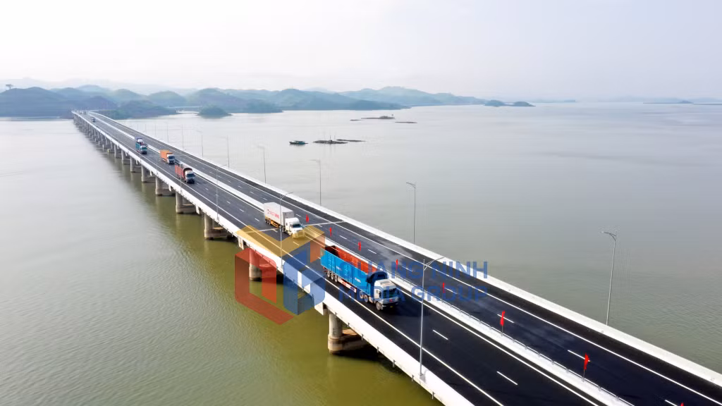 Phương tiện lưu thông trên cầu Vân Tiên (11-2022). Ảnh: Khánh Giang