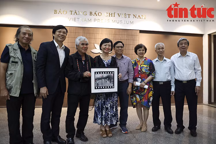 Nhiếp ảnh gia Nick Út và bà Kim Phúc chụp cùng bức ảnh “Em bé Napalm” tại Bảo tàng Báo chí Việt Nam.