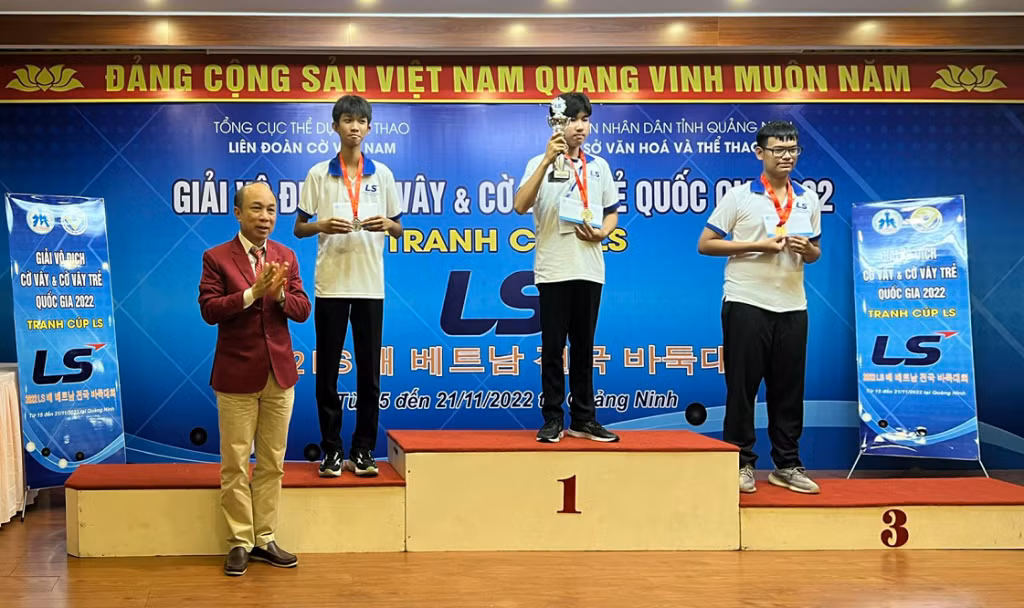 Ban Tổ chức trao giải cho bảng U16 Nam.