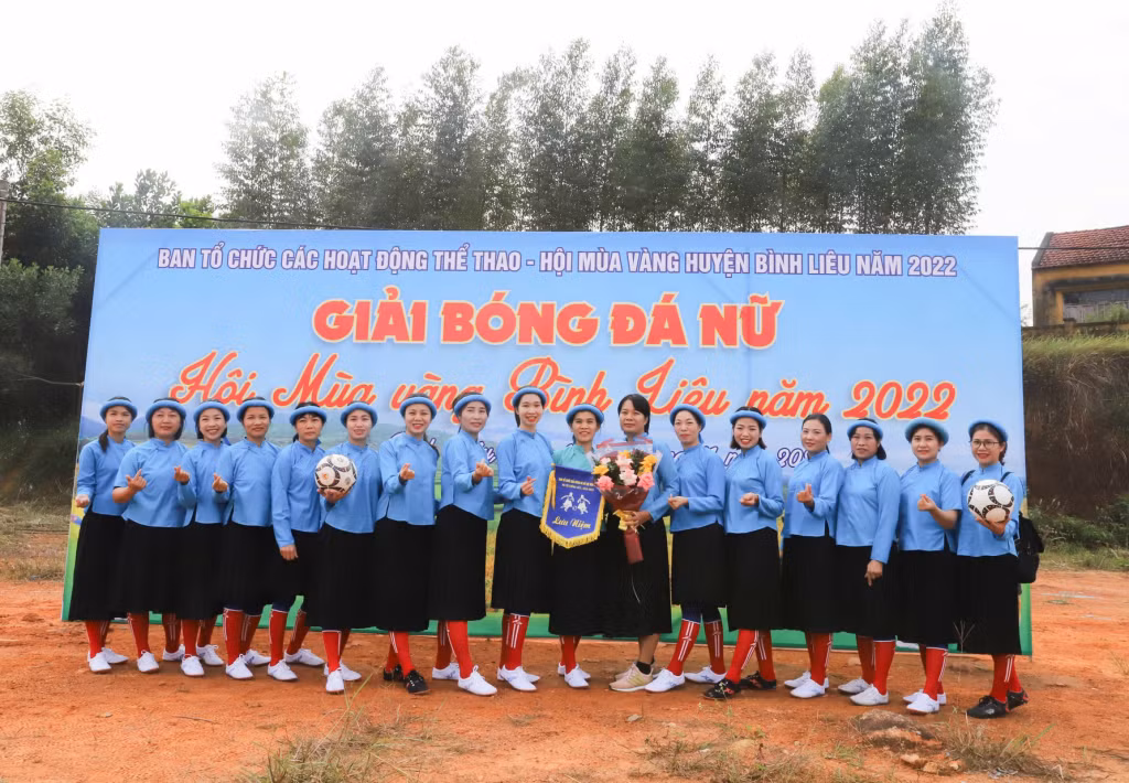 Ban Tổ chức tặng cờ và hoa lưu niệm cho đội bóng đá nữ Trung tâm Y tế huyện.