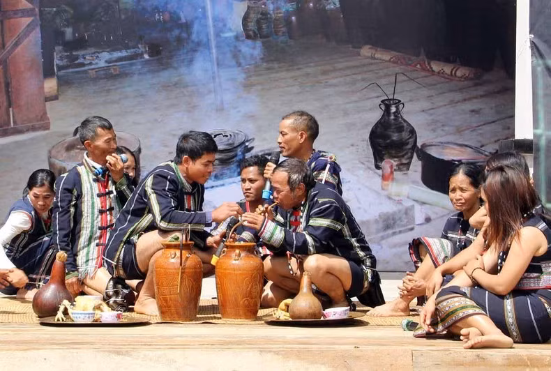 Rượu cần là thức uống không thể thiếu trong dịp lễ hội tại các buôn làng nam Tây Nguyên.