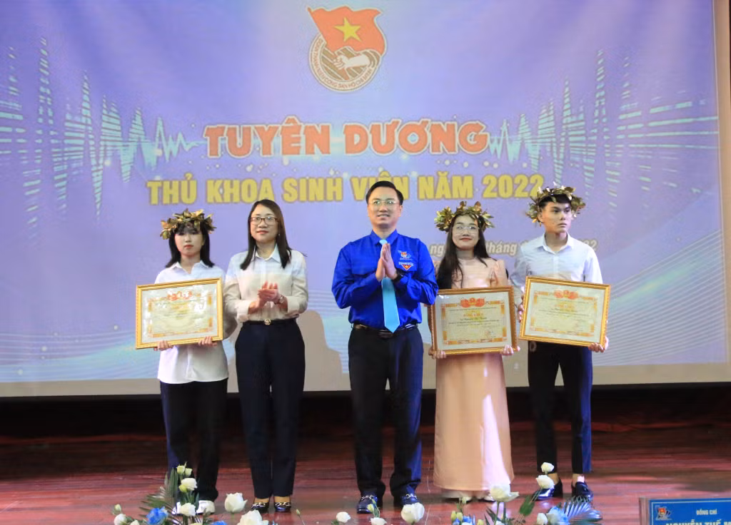 ...Và tặng bằng khen của BCH Tỉnh Đoàn cho các thủ khoa sinh viên năm 2022.