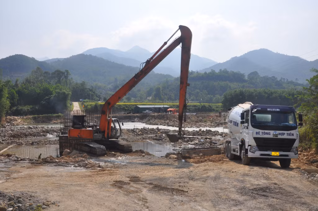 Công trình đường tràn cống hộp vượt lũ sang bản Chuồng (xã Lục Hồn) dự kiến sẽ thông tuyến trước 31/12 tới đây.