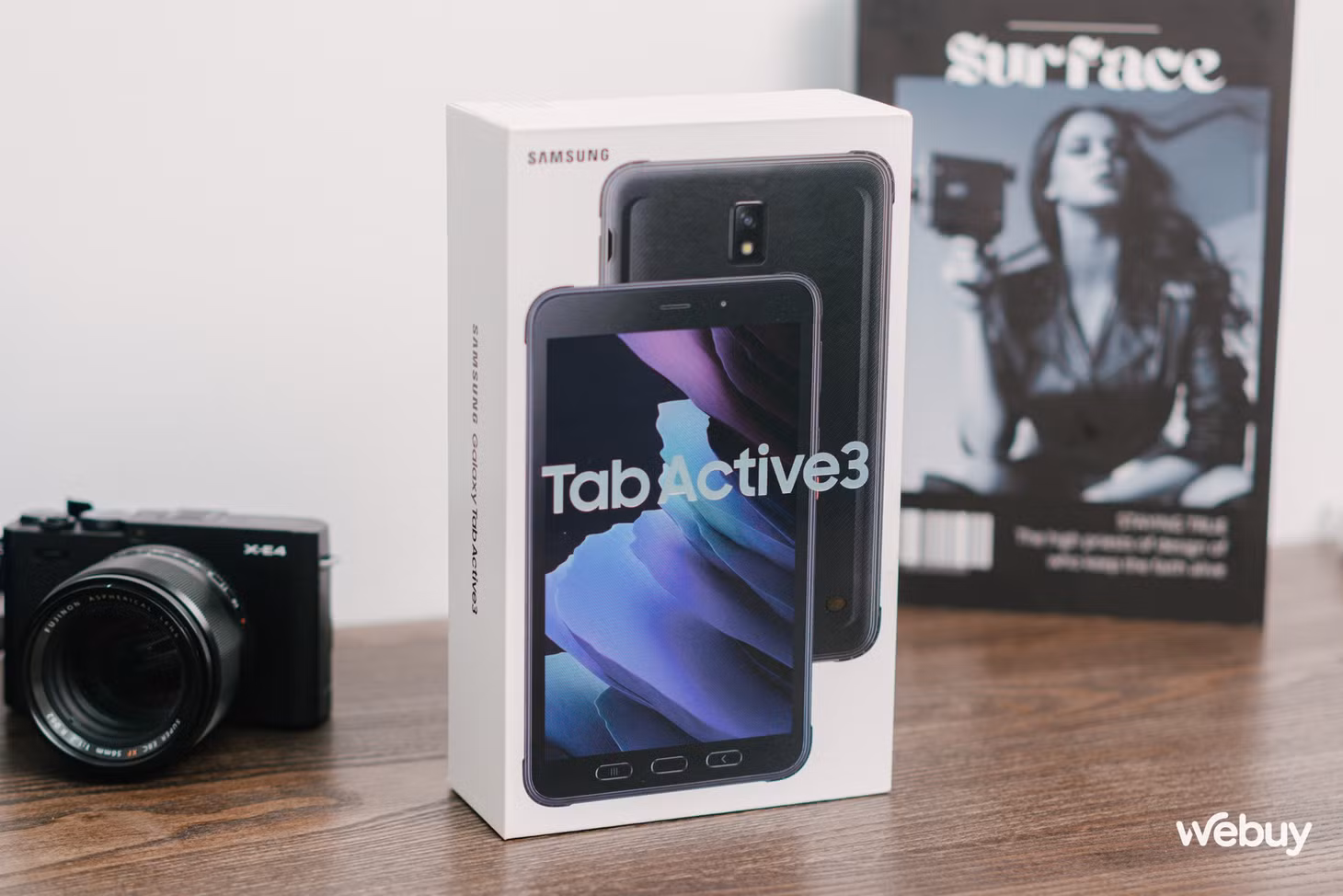 Hộp của sản phẩm Samsung Galaxy Tab Active3. Bên trong hộp gồm đầy đủ phụ kiện: thân máy, bút S-Pen, ốp bảo vệ, sạc và cáp. Vì vậy, người dùng sẽ không phải tốn tiền mua thêm phụ kiện, một điểm cộng lớn ở phân khúc tablet bình dân này.