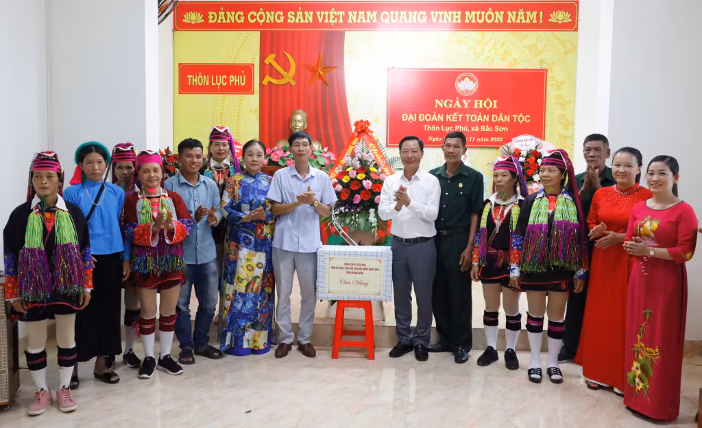 Đồng chí Phó Chủ tịch HĐND tỉnh Lê Văn Ánh tặng hoa và quà cho cán bộ, nhân dân thôn Lục Phủ, xã Bắc Sơn, TP Móng Cái.