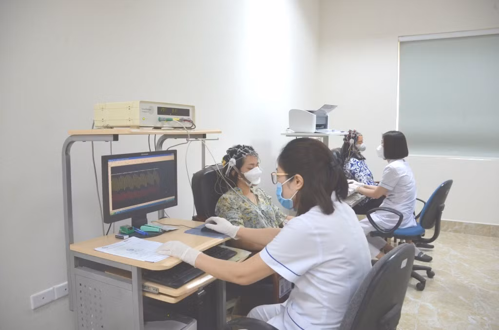 Người dân đến khám bệnh tại Bệnh viện Bảo vệ sức khỏe tâm thần tỉnh.