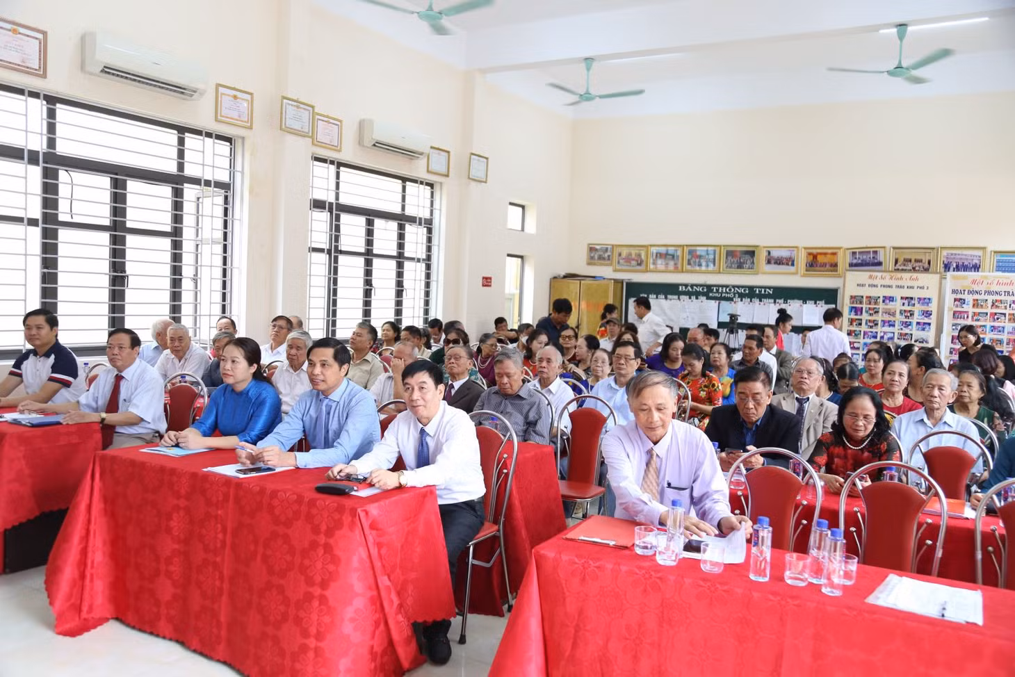 Các đại biểu và nhân dân dự Ngày hội Đại đoàn kết khu phố 3, phường Bãi Cháy