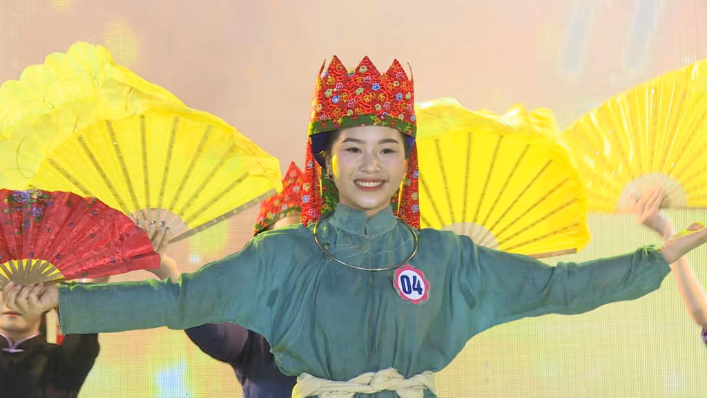 Thí sinh Chu Thị Hạnh (xã Lục Hồn) tái hiện nghi lễ Lẩu then của dân tộc Tày tại Hội thi.