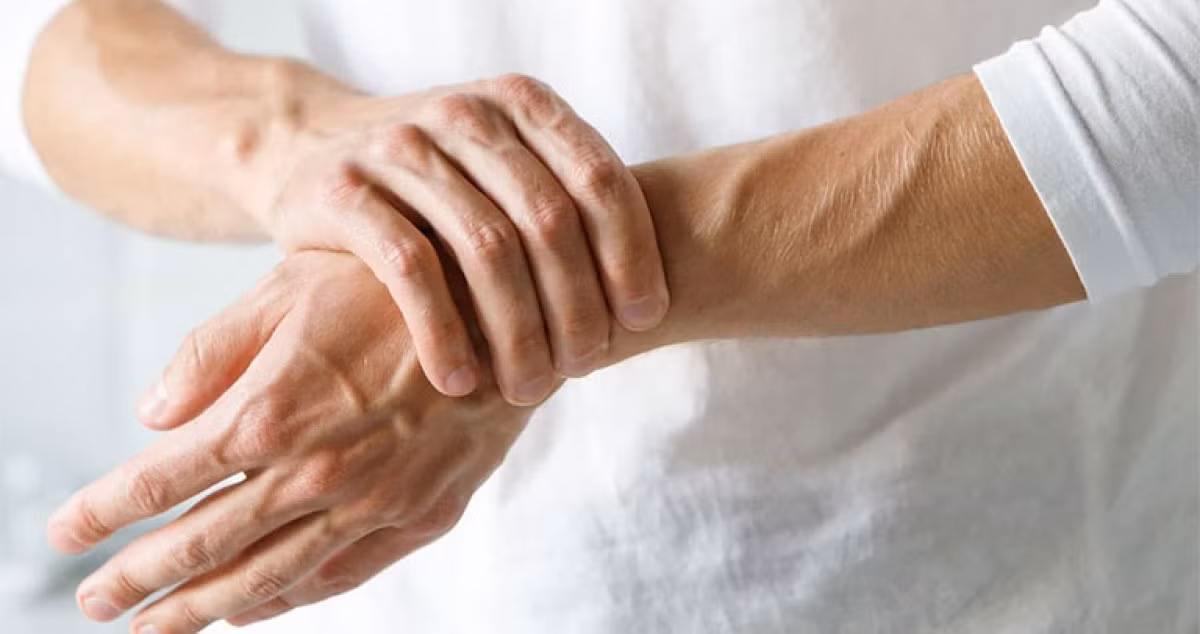 Nên xoa bóp khớp nhẹ nhàng lúc ngủ dậy