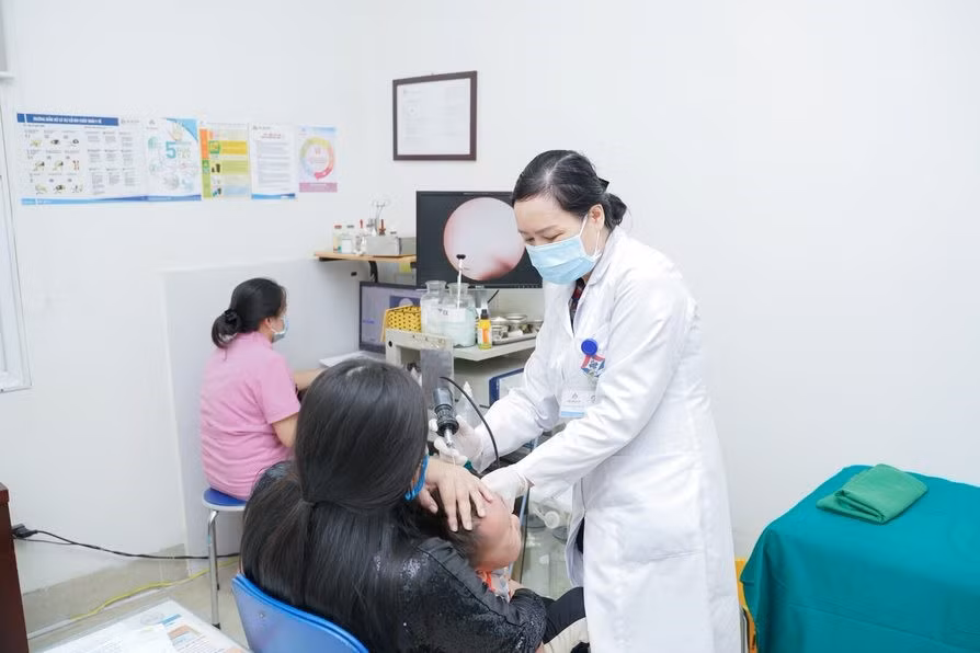 PGS.TS Nguyễn Thị Hoài An thăm khám cho người bệnh. Ảnh: Hải Phạm