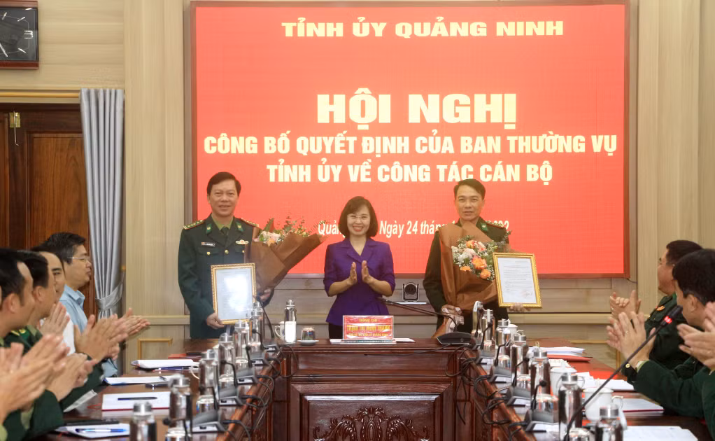 Đồng chí Trịnh Thị Minh Thanh, Phó Bí thư Tỉnh ủy, trao quyết định của Ban Thường vụ Tỉnh ủy cho Đại tá Lê Xuân Men và Đại tá Vũ Văn Hưng. 