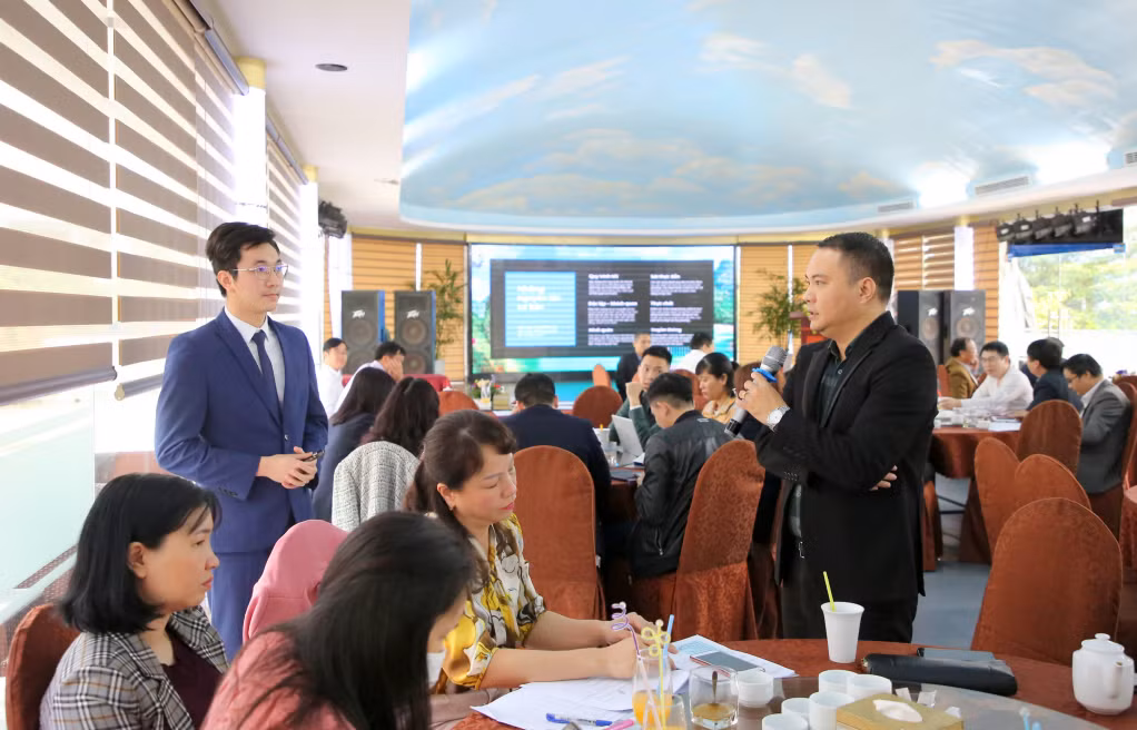 Đại diện các sở, ngành, địa phương và chuyên gia dữ liệu của Dự án PCI quốc gia trao đổi, làm rõ nhiều vấn đề để hiệu chỉnh bộ chỉ số DDCI Quảng Ninh năm 2022.
