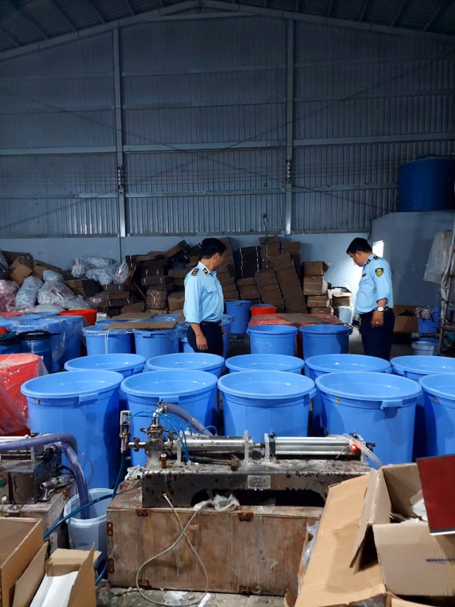 Lực lượng chức năng kiểm tra kho hàng vi phạm.