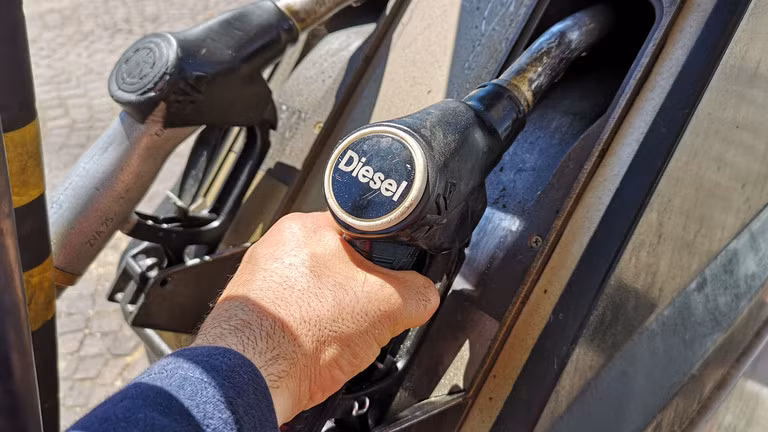 Dầu diesel đang trở nên khan hiếm và đắt đỏ hơn tại nhiều khu vực. Ảnh minh họa: AFP