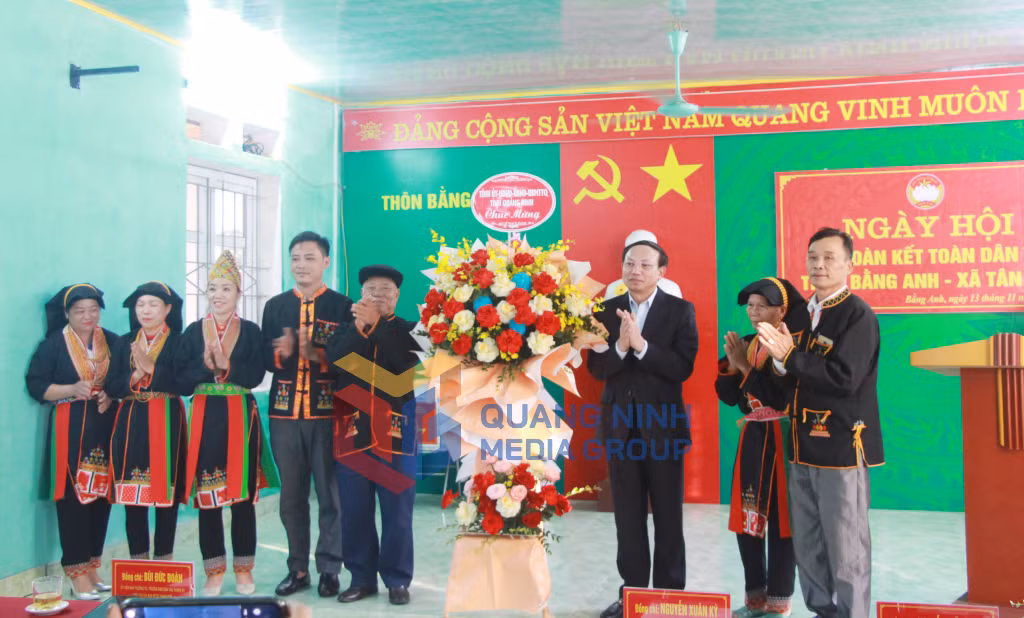 Đồng chí Bí thư Tỉnh ủy, Chủ tịch HĐND tỉnh tăng hoa chúc mừng đồng bào thôn Bằng Anh.