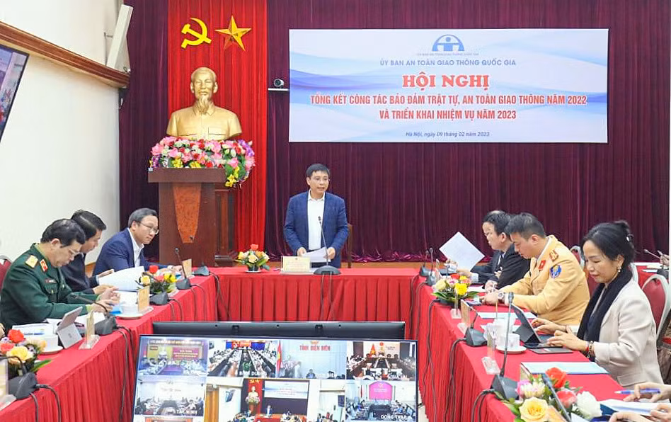 Đồng chí Nguyễn Văn Thắng, Ủy viên BCH Trung ương Đảng, Bộ trưởng Bộ GTVT, Phó Chủ tịch Thường trực Ủy ban ATGT quốc gia chủ trì hội nghị tại điểm cầu Ủy ban ATGT Quốc gia.