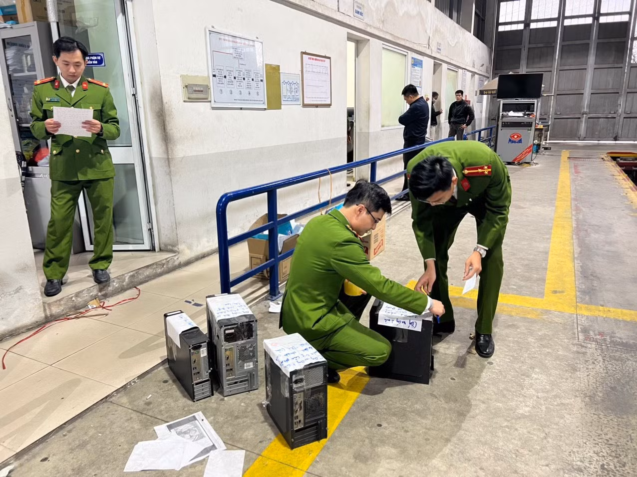 Lực lượng chức năng khám xét Trung tâm đăng kiểm 29-10D. Ảnh: Công an cung cấp