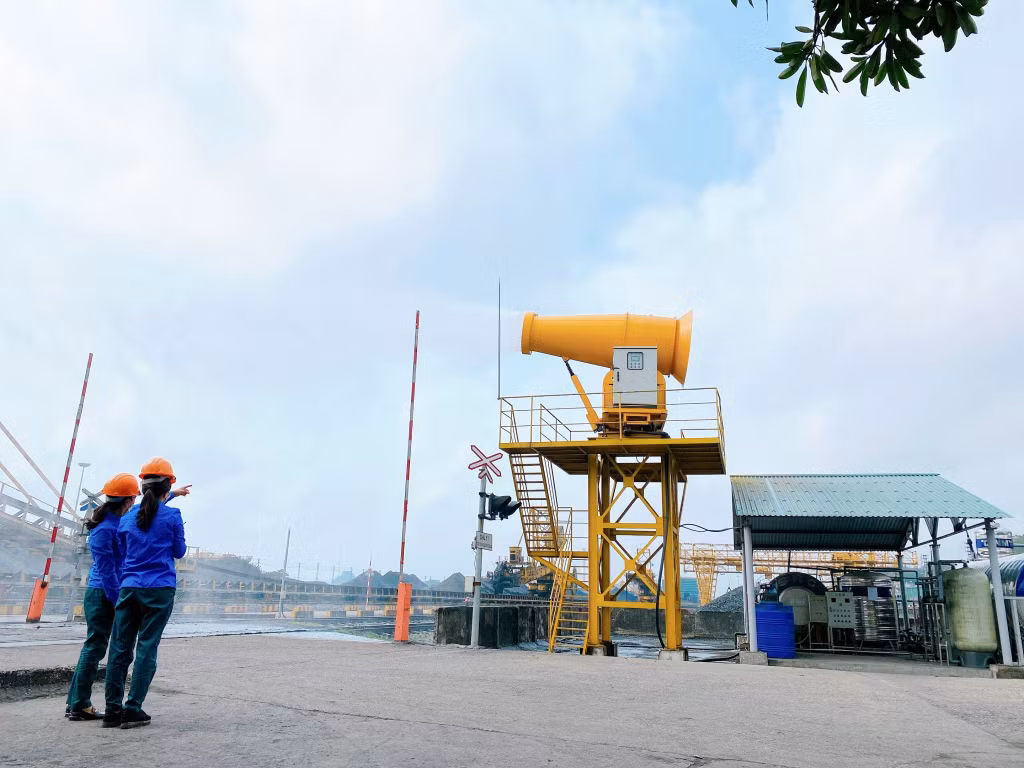 Hệ thống phun sương dập bụi cao áp tầm xa của Công ty Tuyển than Cửa Ông - TKV. Ảnh: Hạ An