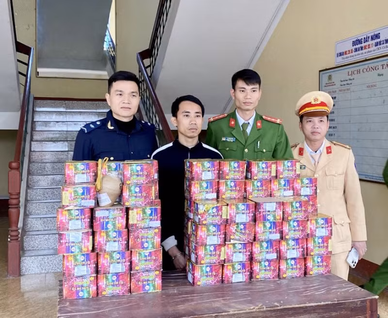 Đối tượng Hoàng Tiến cùng số pháo lậu.