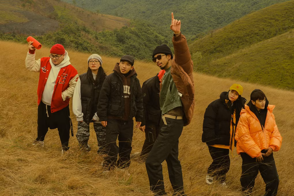 Đen Vâu (kính đen) cùng những người bạn trong MV "Luôn yêu đời". Ảnh: Nhật Duy.