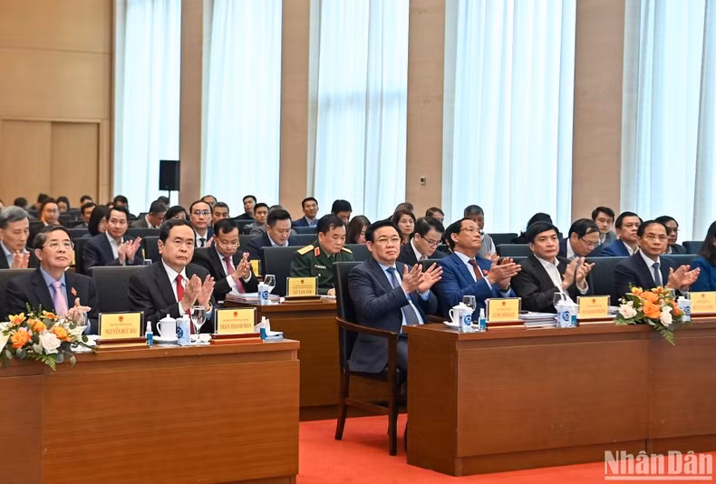 Chủ tịch Quốc hội Vương Đình Huệ, Phó Chủ tịch Thường trực Quốc hội Trần Thanh Mẫn và các Phó Chủ tịch Quốc hội cùng các đại biểu dự hội nghị.