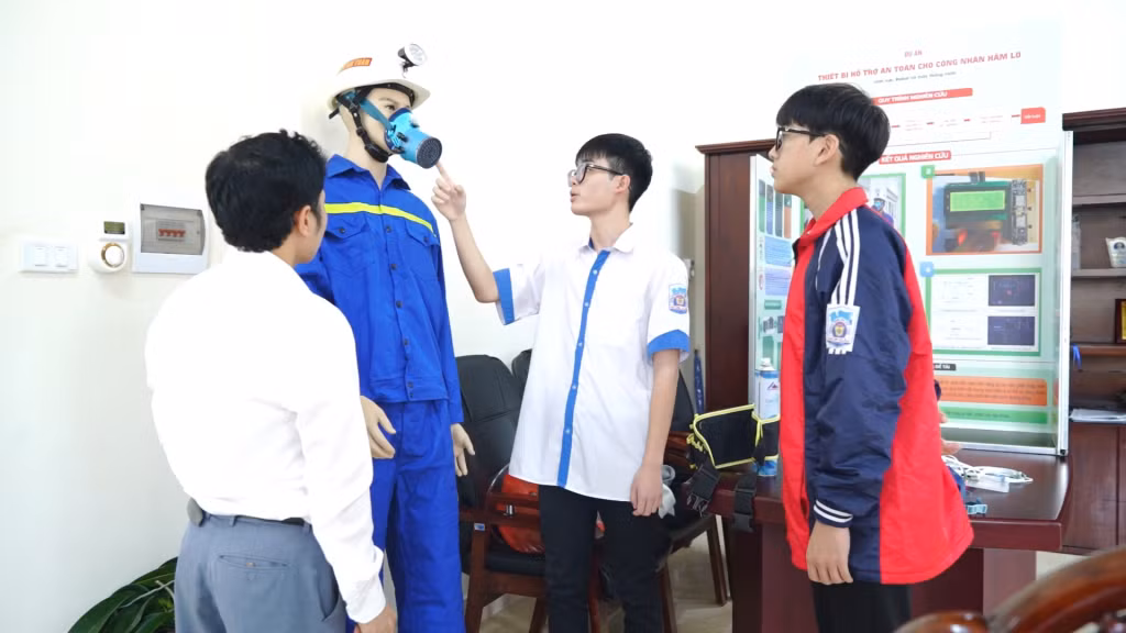 Sản phẩm “Thiết bị hỗ trợ an toàn cho công nhân hầm lò” của nhóm tác giả Vũ Ngọc Đức, Nguyễn Trấn Vỹ (Trường THPT Hòn Gai).