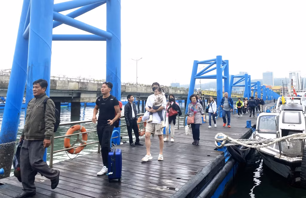Du khách quốc tế tham quan Vịnh Hạ Long. 