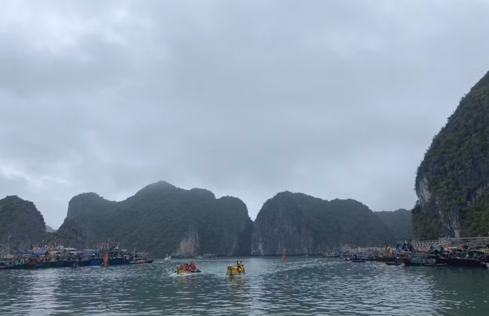 Lễ hội năm nay chỉ có 2 đội đua chải đến từ Cát Bà tham gia...