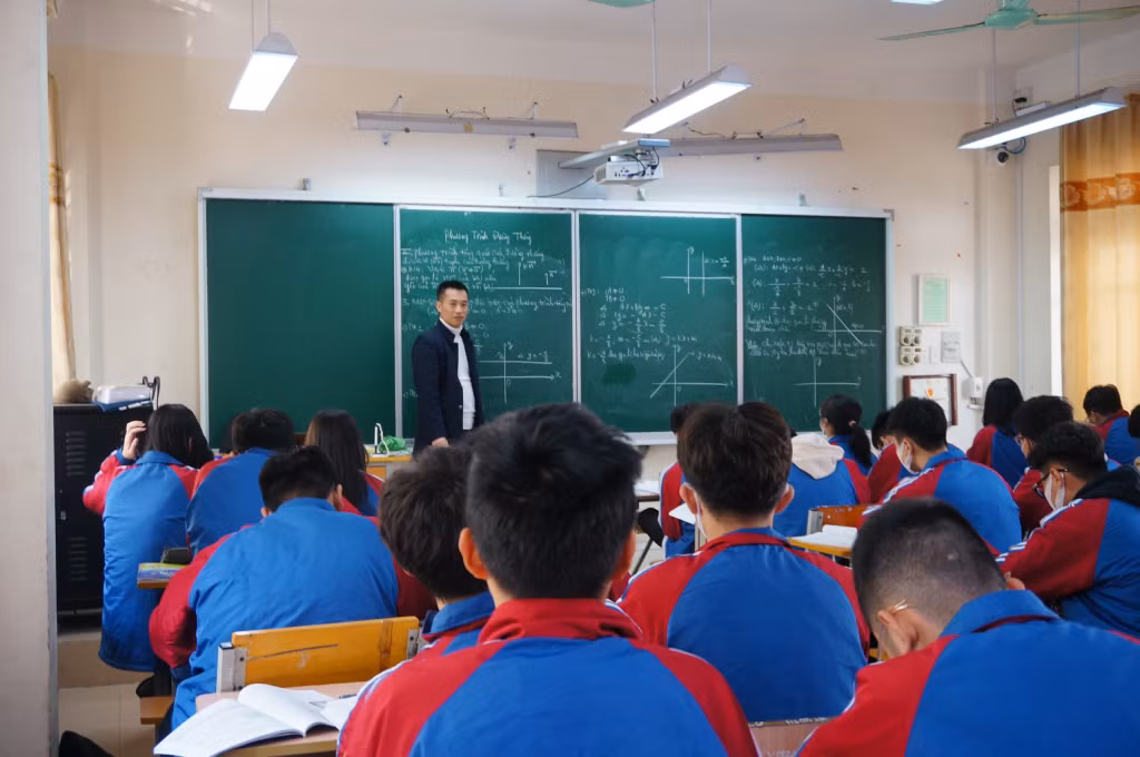 Thầy giáo Hà Đại Tôn trong một tiết dạy toán lớp 10 Tin, Trường THPT Chuyên Hạ Long năm học 2022-2023.