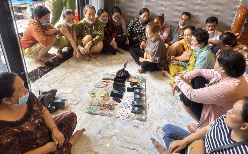 Nhóm người đánh bạc bị bắt quả tang.