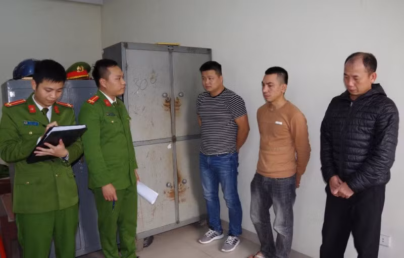 Cơ quan Công an lấy lời khai các đối tượng.