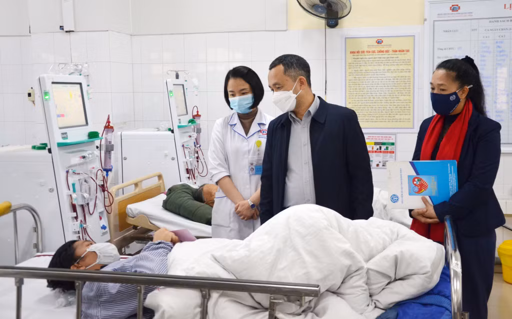 Lãnh đạo BHXH tỉnh đến thăm hỏi, động viên tặng quà Tết cho bệnh nhân chạy thận nhân tạo tại Khoa Hồi sức tích cực, chống độc - Thận nhân tạo (Bệnh viện Đa khoa tỉnh) tháng 1/2023.