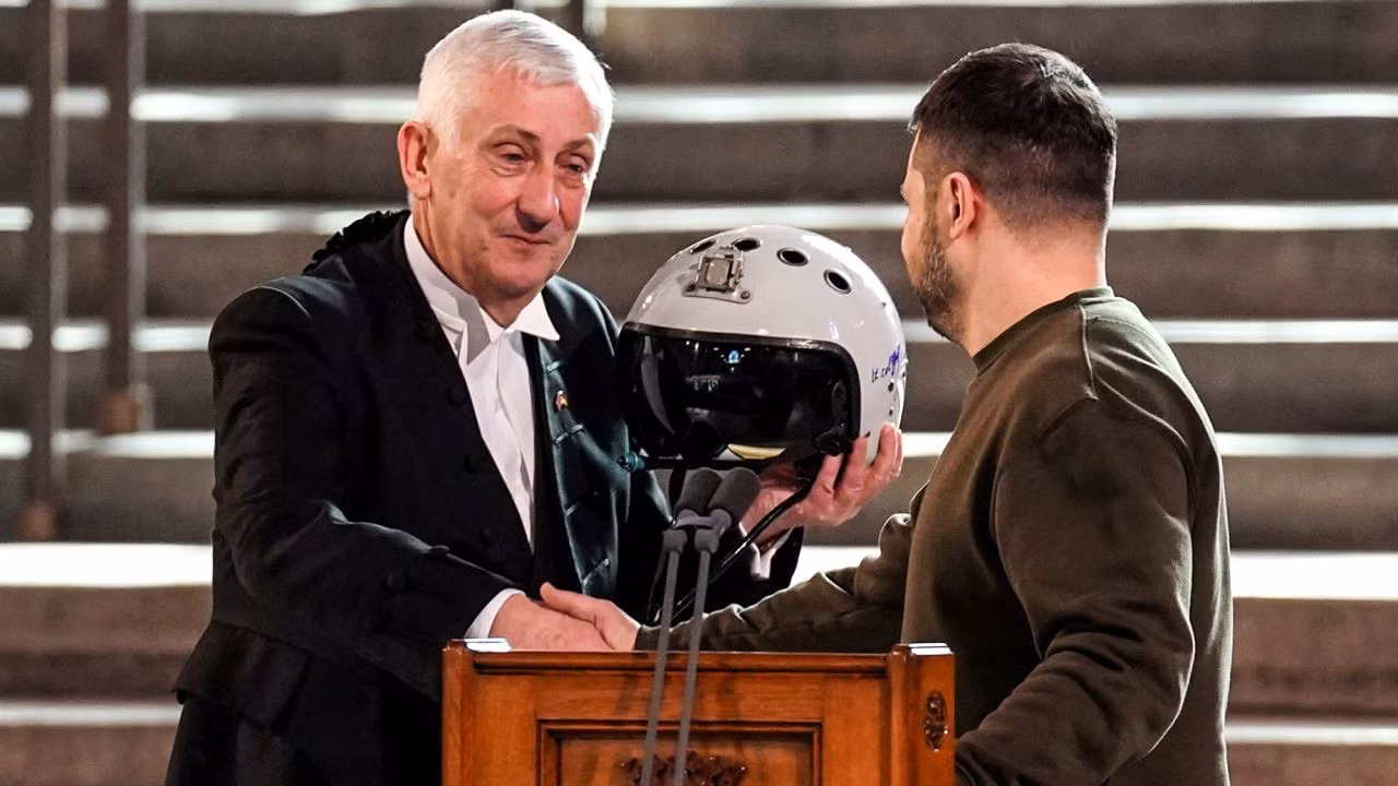 Nhà lãnh đạo Ukraine cũng đã tặng Chủ tịch Hạ viện Anh Lindsay Hoyle một chiếc mũ bảo hiểm. Ảnh: CNN
