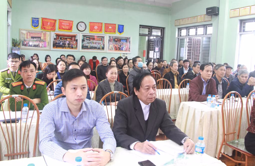 Đảng viên Chi bộ khu 4, phường Hồng Gai (TP Hạ Long) tham gia sinh hoạt chi bộ đầy đủ.