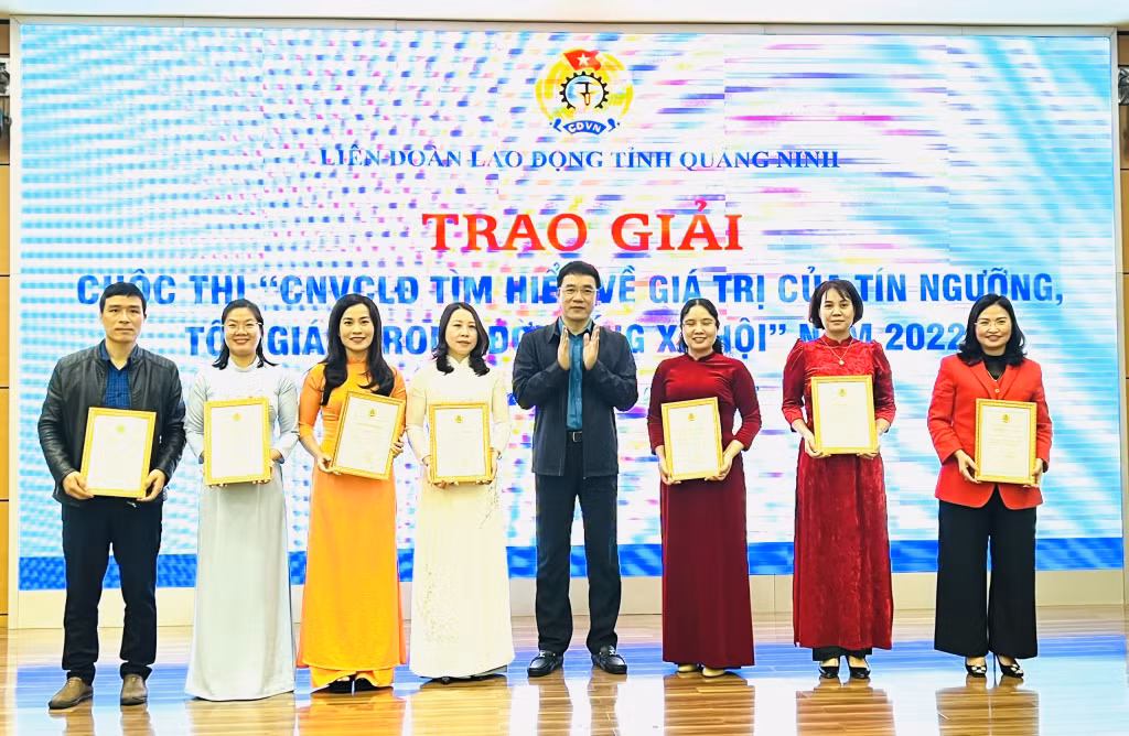 Các cá nhân được LĐLĐ tỉnh khen thưởng trong cuộc thi “CNVCLĐ tìm hiểu về giá trị của tín ngưỡng, tôn giáo trong đời sống xã hội”.