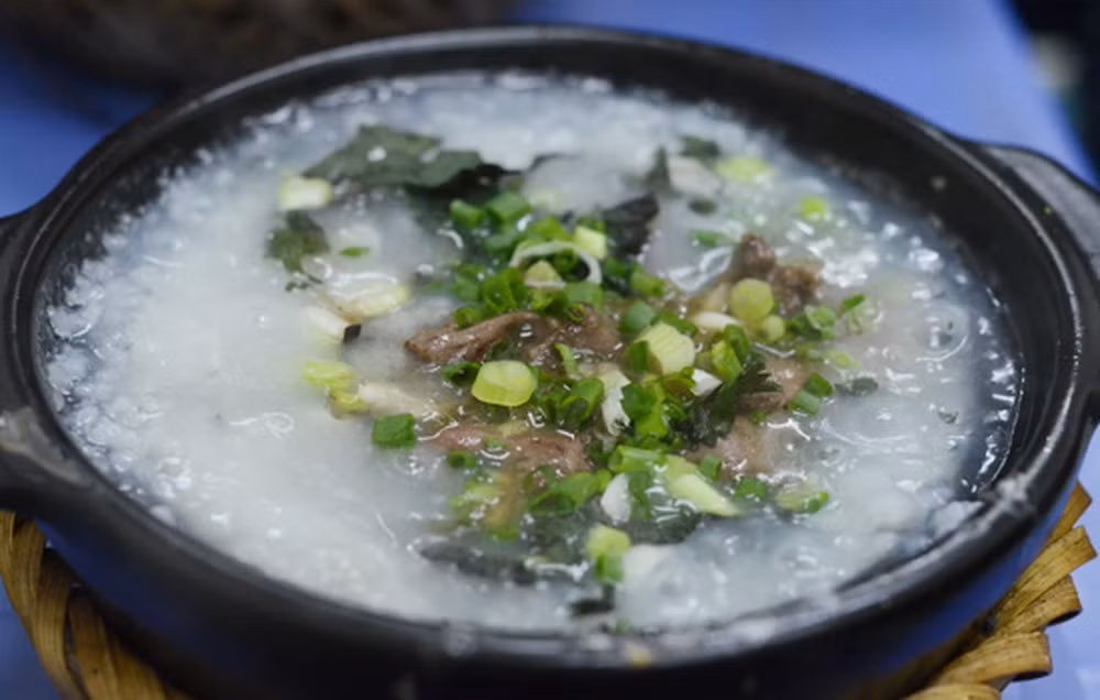 Nên ăn cháo tía tô nóng để giải cảm.