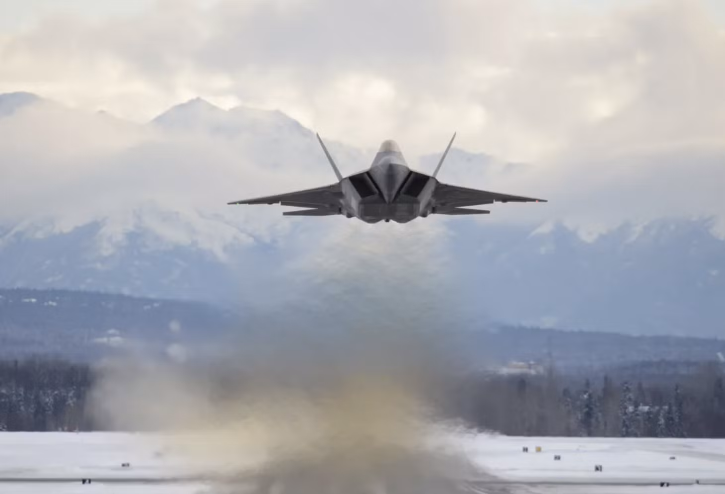 Một chiếc F-22 Raptor của Lực lượng Không quân bay qua Căn cứ chung Elmendorf-Richardson, Alaska, ngày 27/2/2018. Ảnh: Sputnik